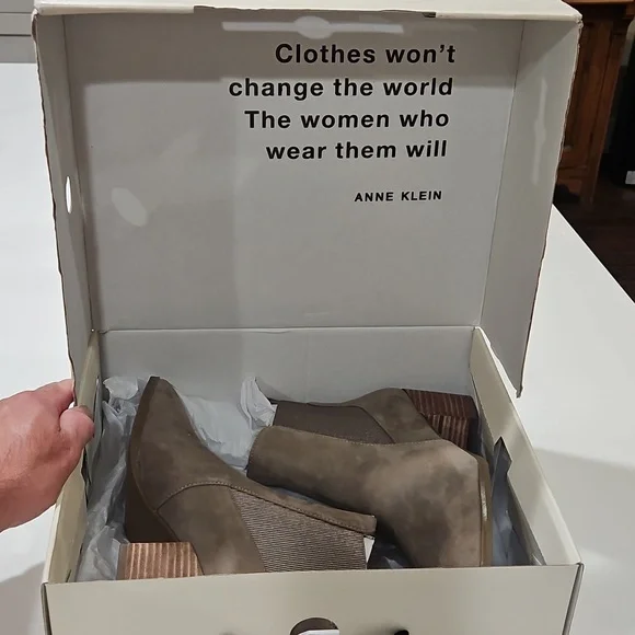 Anne Klein Women's Tan Ankle Boots Slip On.  Taupe. Sz 6.5 - Picture 7 of 8